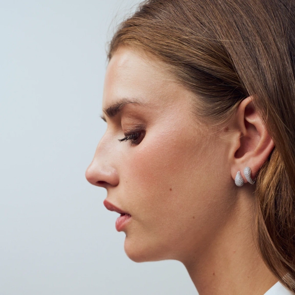Goccia Calare Piccolo Örhängen i silver med gnistrande Cubic Zirconia-stenar från Sif Jakobs