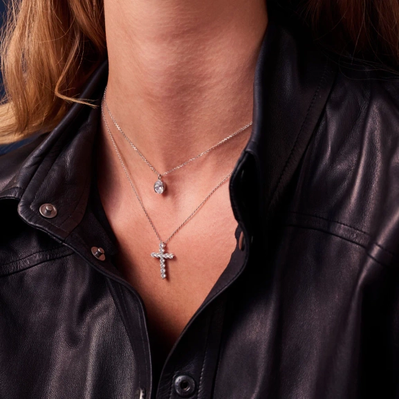 Belluno Croce Halsband i silver med glittrande cubic zirconia-stenar från Sif Jakobs Belluno-kollektion.
