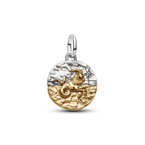 Steinbock-Medaillon-Charm von Pandora ME aus Silber und 14-karätiger Vergoldung mit antik inspiriertem Motiv und Inschrift.