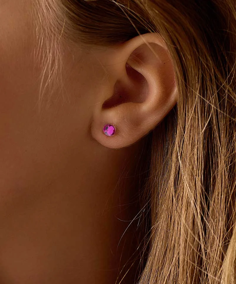 Ceriserosa 6 mm örhängen i medicinsk plast med glittrande cubic zirconia
