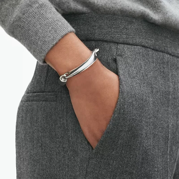 skulpturaler und eleganter Ausdruck.