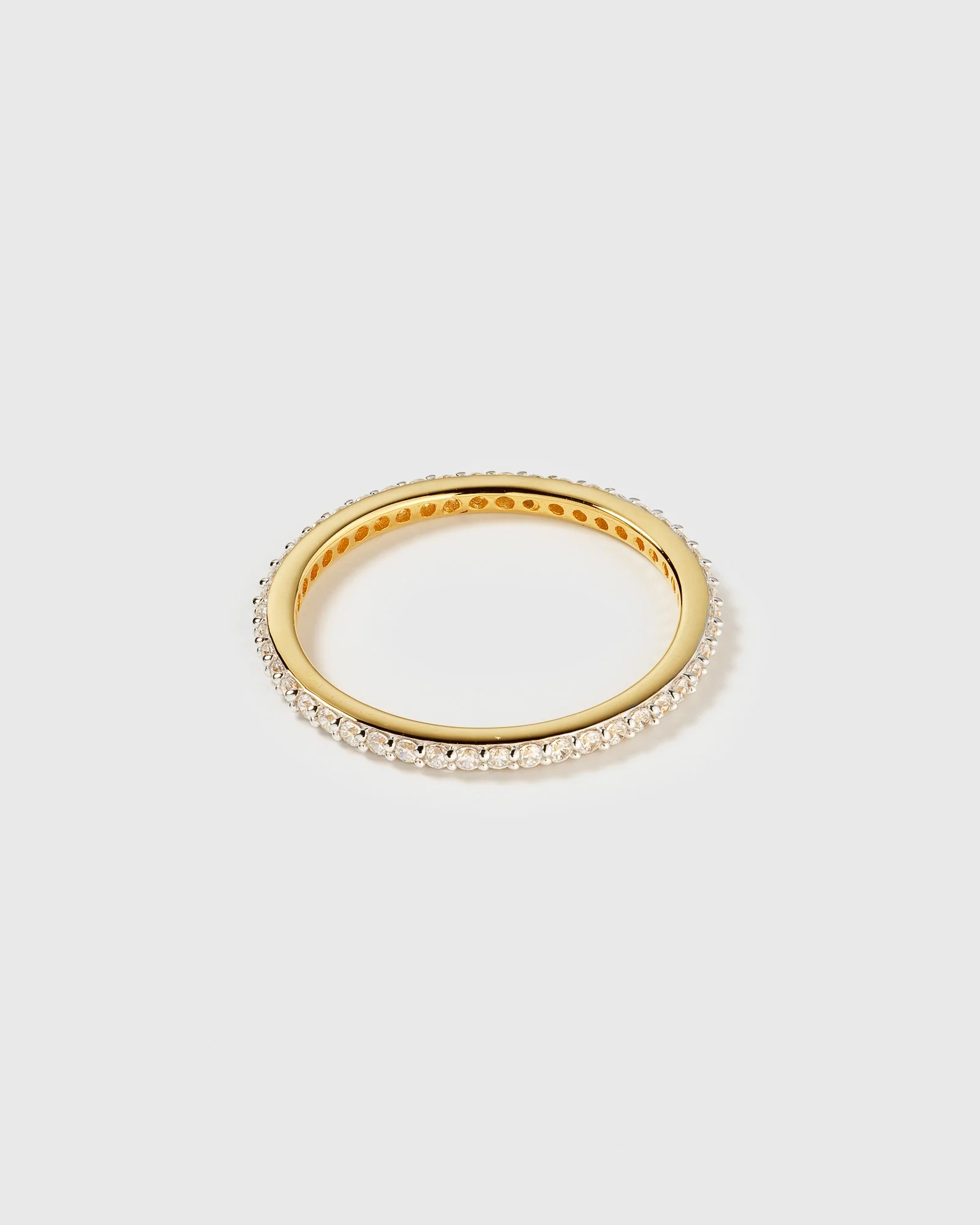 Tiny Sparkle Ring Gold  tunn ring i 18K guldpläterat silver med små gnistrande zirkoner runt hela bandet.