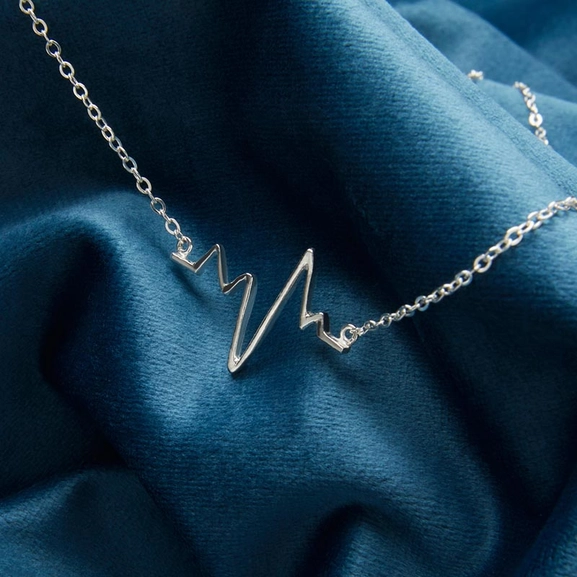 Heartbeat - Hopeinen Kaulakoru - Sofia Wistam - Suuri valikoima & ilmainen lahjapaketointi - Nordicspectra.fi