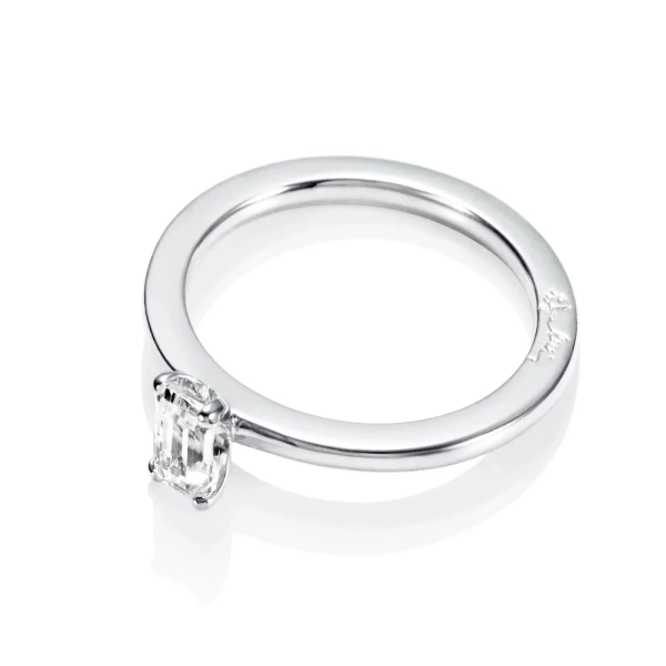 Emerald Star Ring 0.40 ct i 18K vitguld med smaragdslipad diamant i klofattning