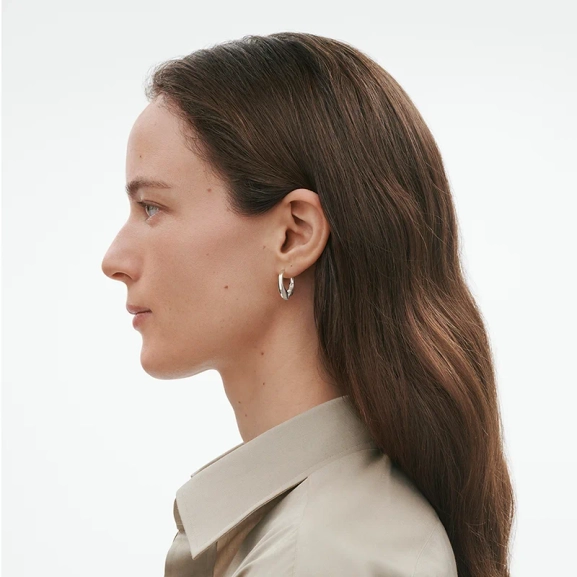 SS25_ECOM_ON-MODEL_REFLECT_LARGE_EARHOOP_20001177