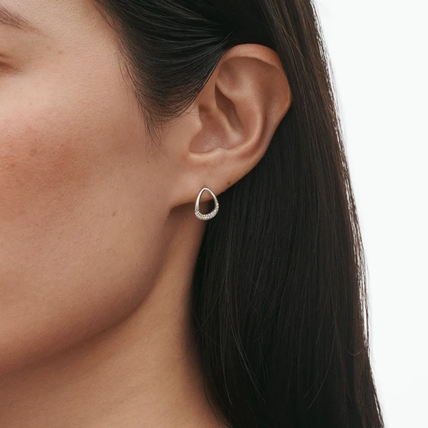 SS25_ECOM_ON-MODEL_OFFSPRING_EARSTUD_10015849_Close-ups