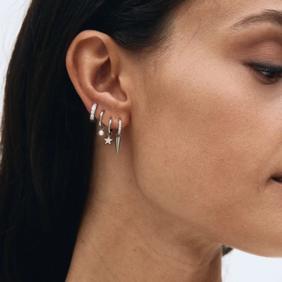 elegant design med cirkulär form och polerad yta.