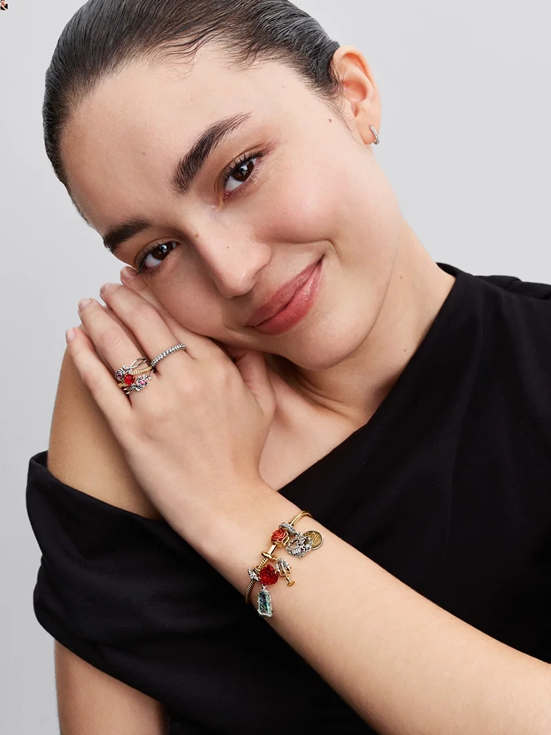 Disney Skönheten & Odjuret Förtrollade Rosen Hängberlock Guld. En hyllning till sann skönhet och kärlek med en röd ros i muranoglas. Mystisk touch till din stil. Vänlighet och kärlek segrar.