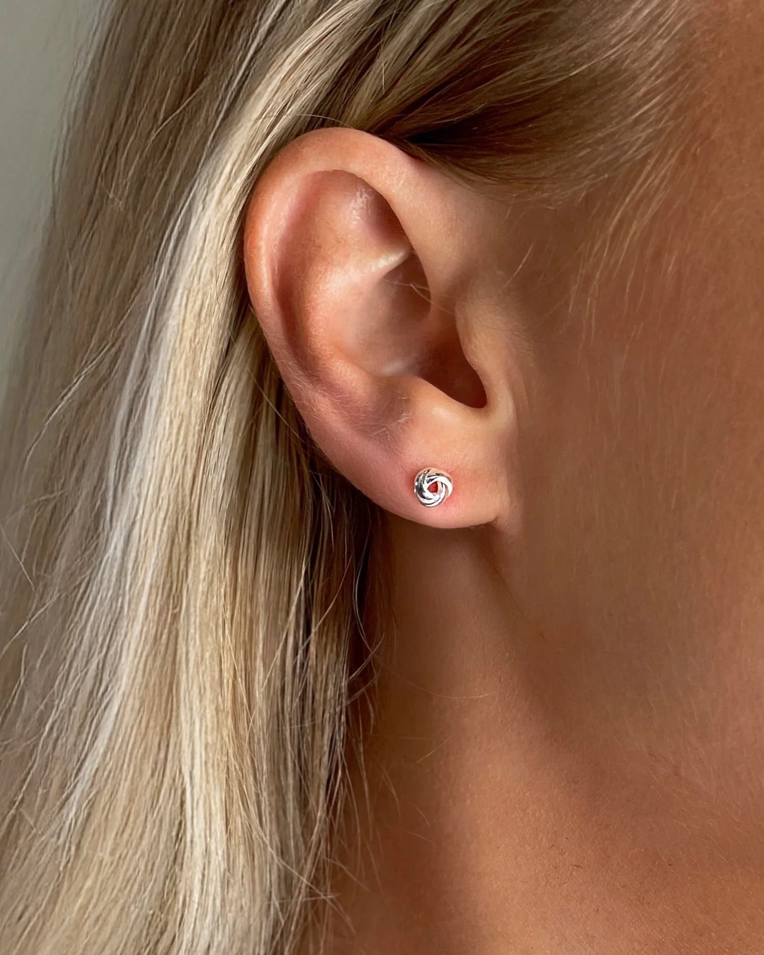 elegante Silberohrringe mit Knotendesign