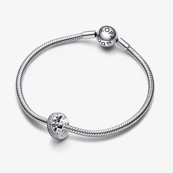Pandora Signature Logo Pavé & Beads Berlock - PANDORA - Snabb frakt & paketinslagning - Nordicspectra.se
