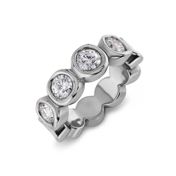 Ring i blankt rostfritt stål med gnistrande stenar runt hela skenan och mjukt rundad insida