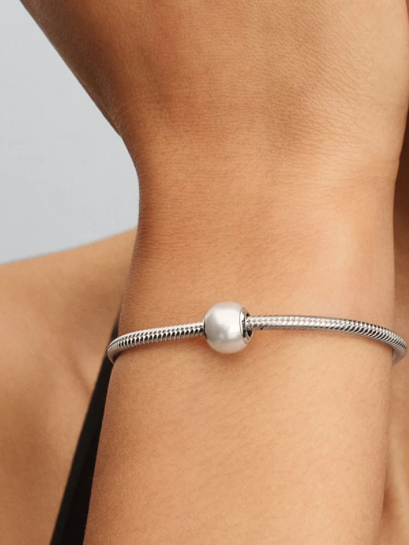 Vit pärlberlock från Pandora med skimrande vit pärla och sterlingsilverkärna