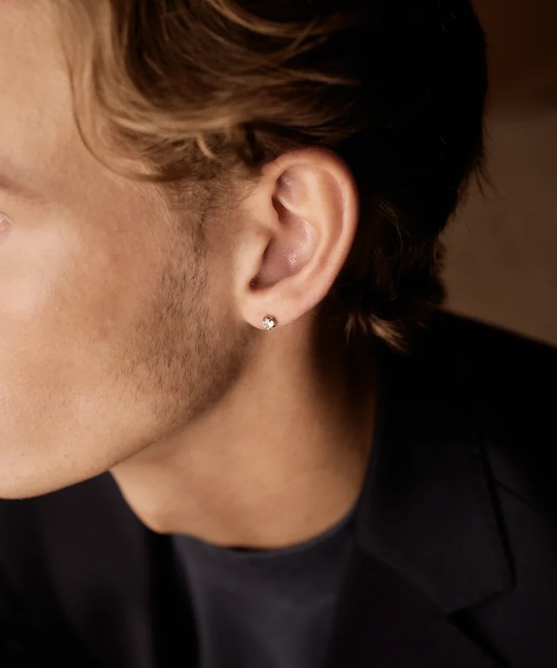 Klassiska vita örhängen med 5 mm klar cubic zirconia i medicinsk titan från Blomdahl.