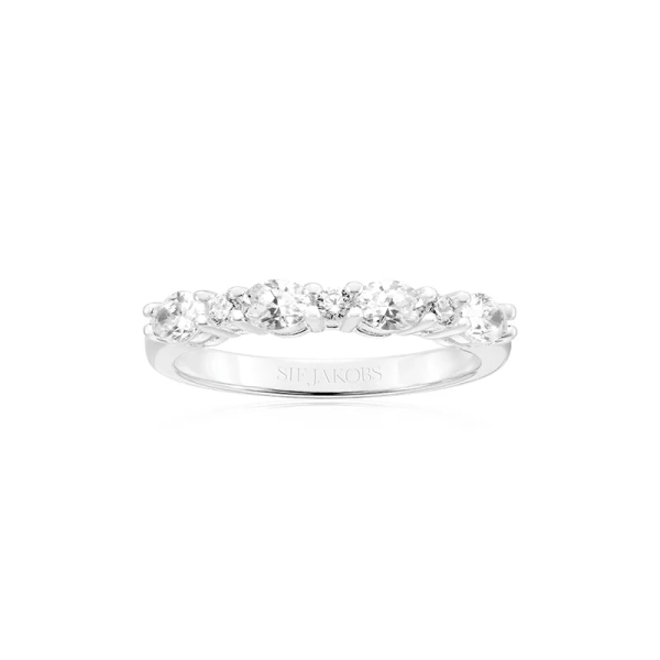 Ellera Ovale Ring i silver med gnistrande cubic zirconia-stenar från Sif Jakobs