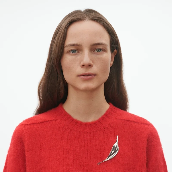 SS25_ECOM_ON-MODEL_VIVIANNA_BLOOM_BROOCH 3_3531591