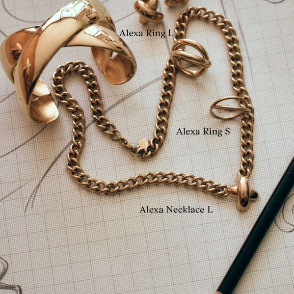 Halsband i 14K guldplätering med robust kedja och en elegant X-detalj i centrum