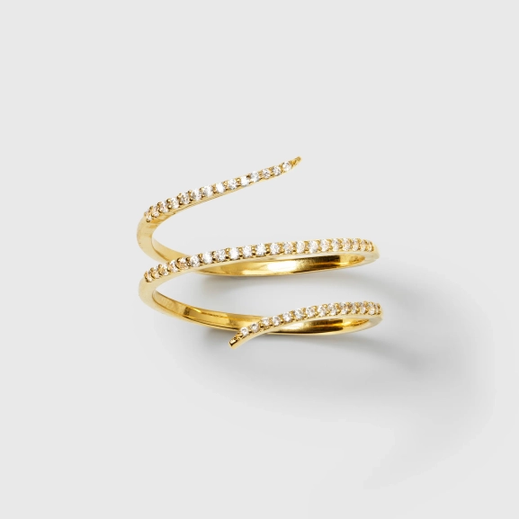 Sparkle Wrap Ring Gold i återvunnet sterlingsilver medn en 18k guldplätering och med gnistrande kubiska zirkoner Elegant spiraldesign för både vardag och fest.