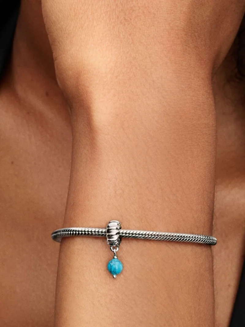 Turkosfärgad hängberlock från Pandora Moments i sterlingsilver. Unik struktur med rund turkosfärgad berlock. Lekfull uppfräschning av din stil.