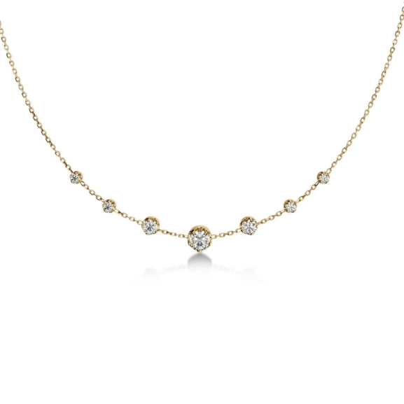 Guldpläterat halsband från Edblad med fyra gnistrande cubic zirconia-stenar i olika storlekar på en tunn kedja.