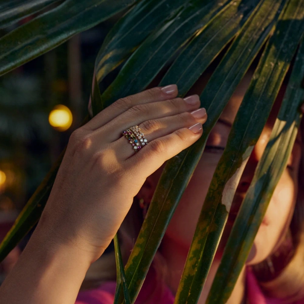 eleganter Ring aus 18 Karat vergoldetem Silber mit funkelnden Zirkonia-Steinen.