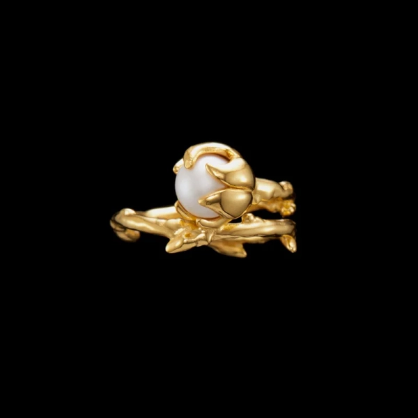 Bud Ring Gold i 18K guldpläterat silver med sötvattenpärla