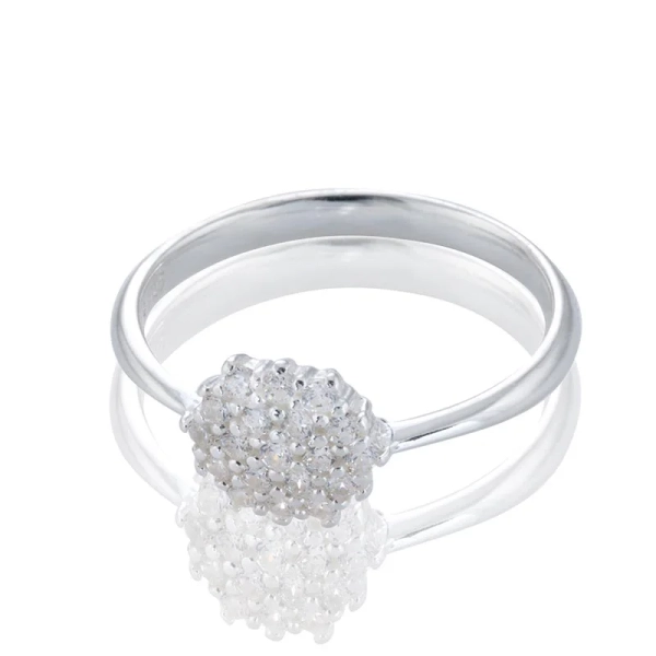 Meadow Sparkling Ring i silver med rund topp av gnistrande Cubic Zirconia-stenar.