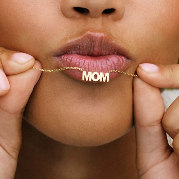 Halsband i 14K guldplätering med rund berlock med texten MOM på fasettslipad kedja