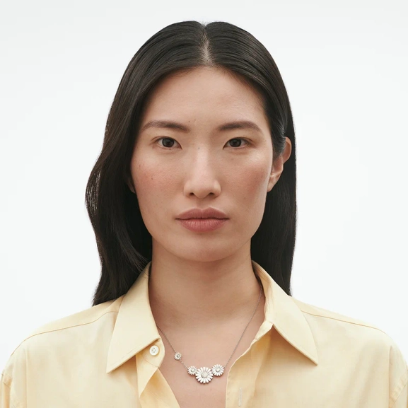 SS25_ECOM_ON-MODEL_DAISY_FLOWER_NECKLACE_20001533