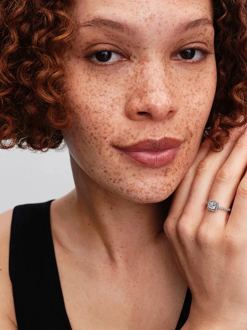 die das Licht auf bezaubernde Weise reflektieren. Lassen Sie Ihr Licht mit diesem einzigartigen und raffinierten Schmuckstück erstrahlen.