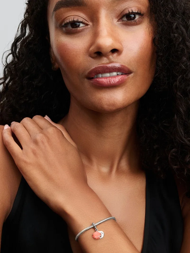 Korallfärgat dubbel hängsmycke i sterlingsilver från Pandora med gnistrande zirkonia och korallinspirerade detaljer. Elegans och unik känsla för din stil.