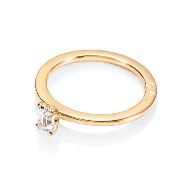 solitärring i 18K gult guld med smaragdslipad diamant i klofattning.