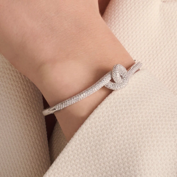 Imperia Bangle från Sif Jakobs i silver med gnistrande Cubic Zirconia-stenar