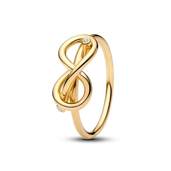 Vergoldeter Ring mit Ewigkeitsknoten und funkelnden Steinen aus der Pandora Moments-Kollektion. Ein Symbol für ewige Liebe und Harmonie