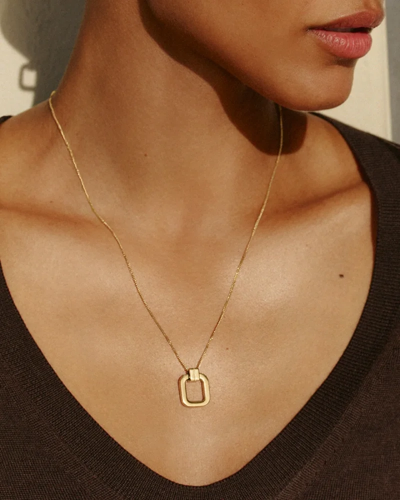 med en mjukt rundad kvadratisk dekoration. Längd: 50-54 cm.