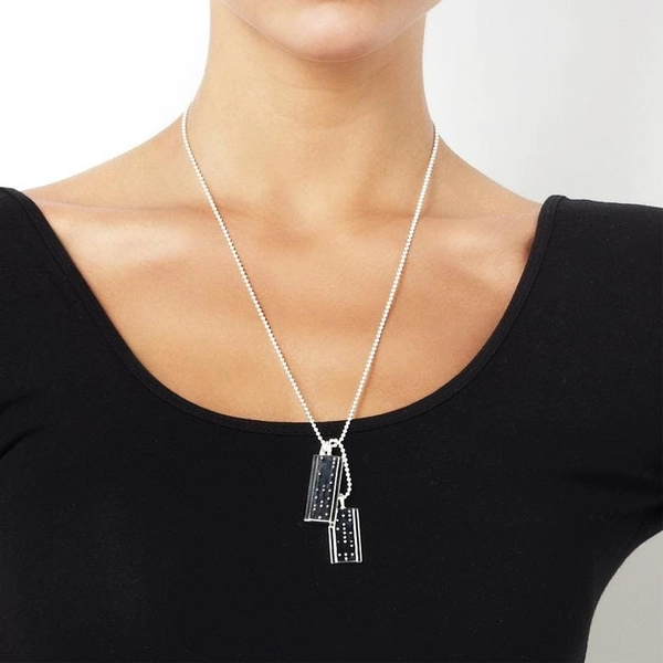 Make Love Not War Tags - Efva Attling halsband - Snabb frakt & paketinslagning - Nordicspectra.se