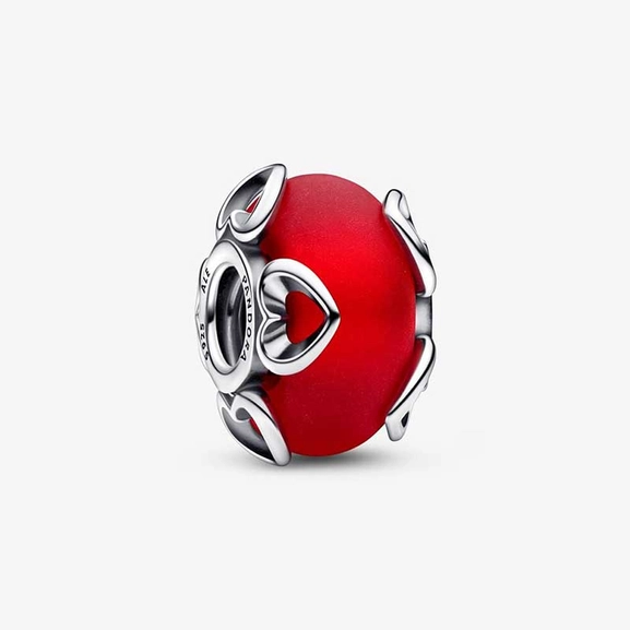 Frosted Red Murano Glass & Hearts Charm - PANDORA - Suuri valikoima & ilmainen lahjapaketointi - Nordicspectra.fi