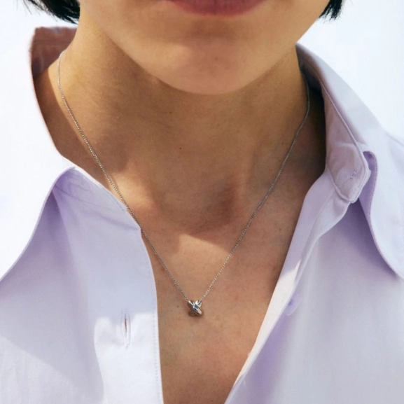 Halsband i blankt rostfritt stål med tunn kedja och elegant X-detalj