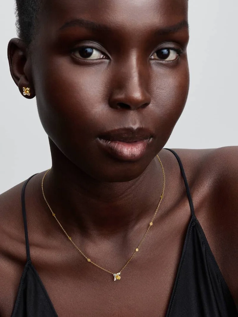 dekorerat med cubic zirconia.