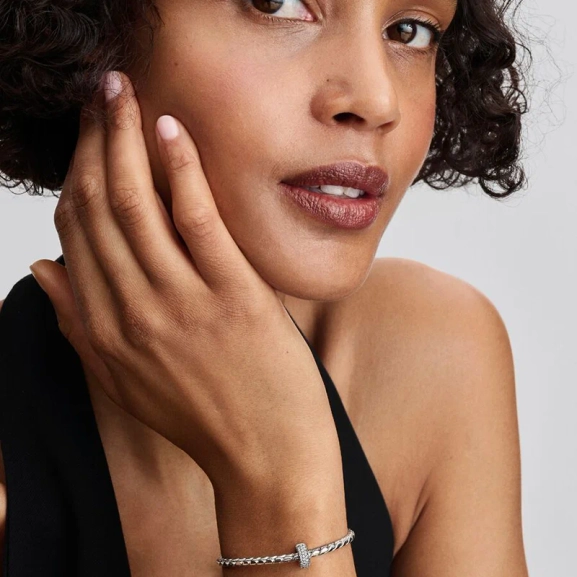 tillverkat i sterlingsilver för extra glamour och säker stil på ditt armband eller halsband. Låt din personliga stil lysa genom varje dag.