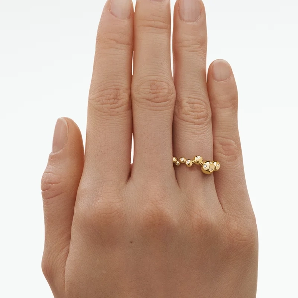 SS25_ECOM_ON-MODEL_MOONLIGHT GRAPES_RING_20001635_Close-ups