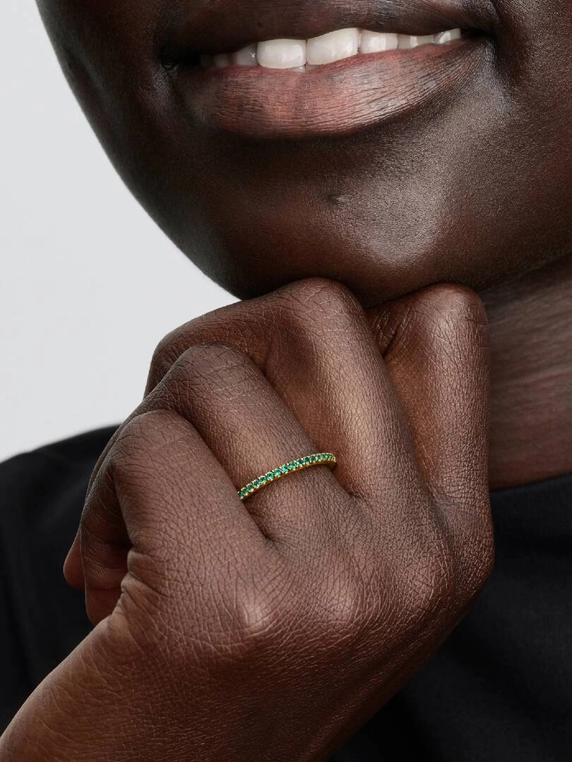 Glittrande Grön Evighetsring Guld från Pandora med havsgröna cubic zirconia-stenar och 14K guldpläterad yta.