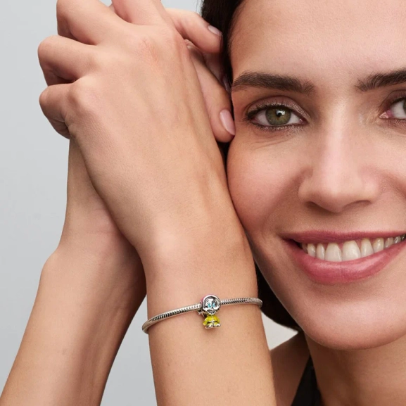 Snötvit Berlock. Bär med stolthet denna charmiga berlock inspirerad av den klassiska sagan om Snövit. En symbol för mod och äventyr