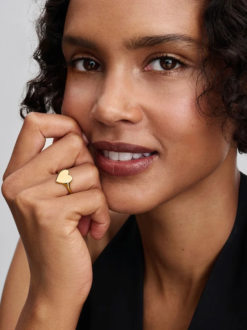 Vit Hjärtformad Sten Ring Guld från Pandora ME. En symbol för kärlek och gemenskap med strålande hjärtformad sten omgiven av skimrande emalj. Perfekt för att uttrycka dina innersta känslor.