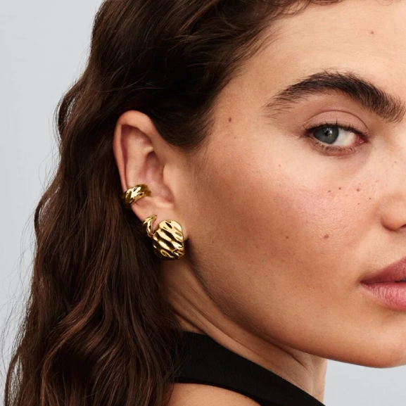 Eleganta räfflade earcuffs i 14 karat guldpläterad metall från Pandora
