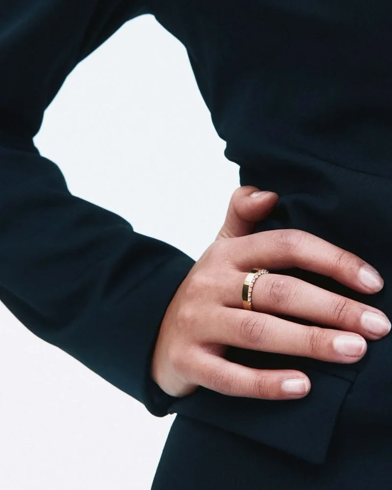 Guldfärgad ring i 14K guldpläterat stål med gnistrande cubic zirconia-stenar från Edblads Monarch-kollektion.