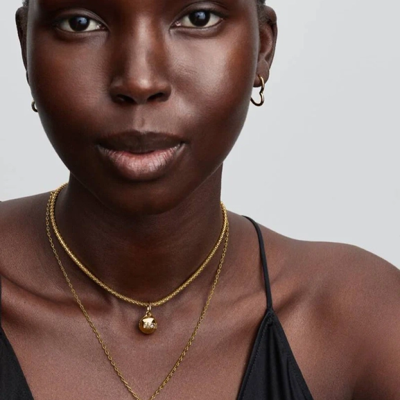 kolmella kuutiollisella zirkoniakiolla ja 14 karaatin kullalla.