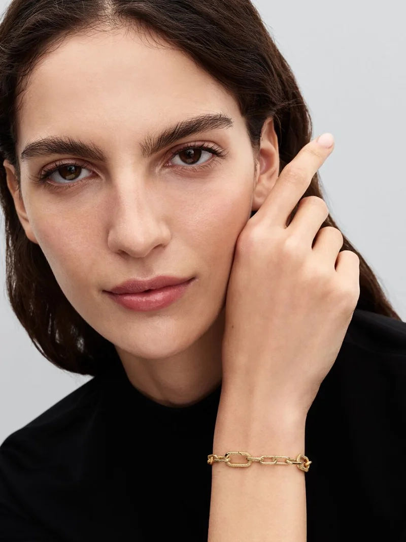 Elegant länkkedjearmband i 14 karat guldpläterad metall från Pandora ME kollektionen. Skapa din unika stil med detta stilfulla smycke.