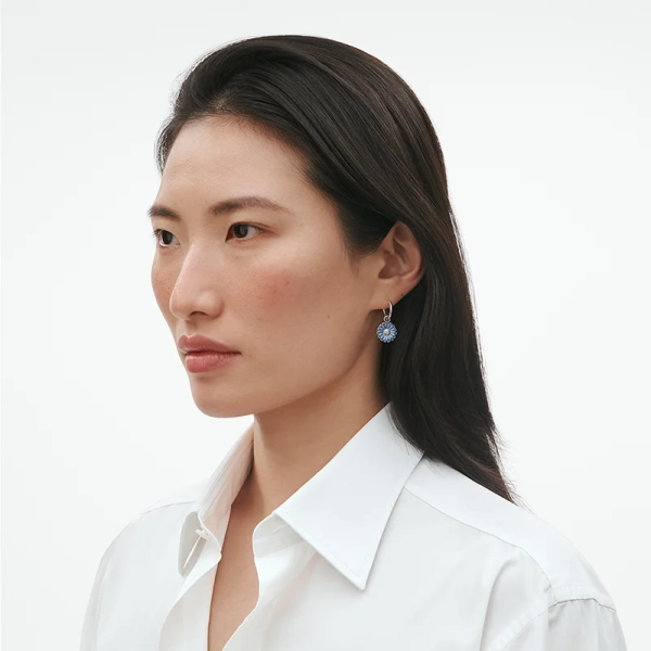 SS25_ECOM_ON-MODEL_DAISY_EARRING_SILVER_20001770