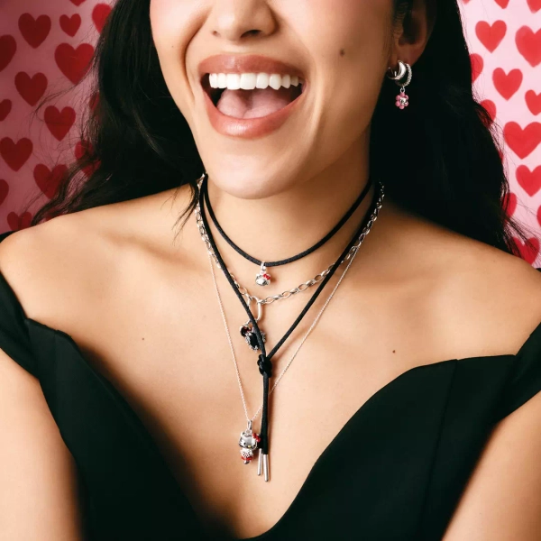 Hello Kitty Hjärta Halsband i metall med rödklädd Hello Kitty