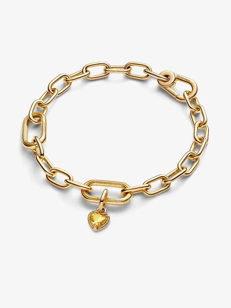 Hjärtformad minihängberlock i guld med gnistrande cubic zirconia i mitten. Symbol för innersta kärlek och passion. Pandora ME kollektion.